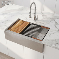 Évier de cuisine moderne fait main à cuve unique avec rebord tombant et façade à tablier, en acier inoxydable durable et résistant à la rouille