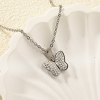 Collier pendentif en acier inoxydable avec un design de papillon serti de strass brillants, accessoire de bijoux délicat pour femmes, à porter au quotidien