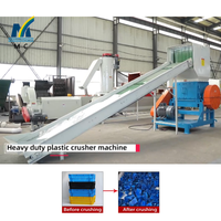 Broyeur de paniers en plastique PE, de bouteilles PET, de tuyaux PVC et de rubans d'irrigation goutte à goutte avec convoyeur d'alimentation automatique pour le recyclage