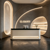 Nouveau comptoir de réception commercial en bois style crème moderne 2026 avec LED, idéal pour salon de beauté, boutique de vêtements de luxe et caisse.