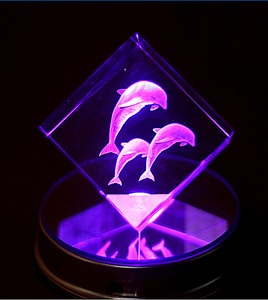 <span class=keywords><strong>Cadre</strong></span> <span class=keywords><strong>photo</strong></span> <span class=keywords><strong>3D</strong></span> de luxe <span class=keywords><strong>en</strong></span> gros, cube de cristal gravé au laser avec dauphin et base lumineuse LED pour la décoration de fêtes, de maisons et de mariages - Product Image 3