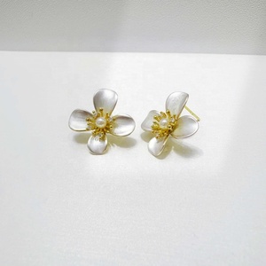 Pendientes de plata de ley 925 personalizados, estilo vintage para boda, pendientes de moda de verano, elegantes pendientes de flor blanca con esmalte en oro de 14k para mujer - Product Image 5