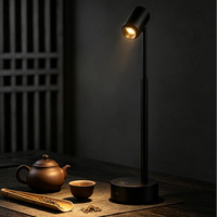 Lámpara de Mesa LED Recargable con Carcasa Metálica Moderna, Pantalla de Cristal, Brillo Uniforme, Luz Suave, Ideal para Exhibiciones