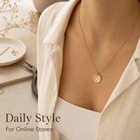Collier pendentif disque martelé doré avec chaîne à maillons, bijou tendance pour le quotidien