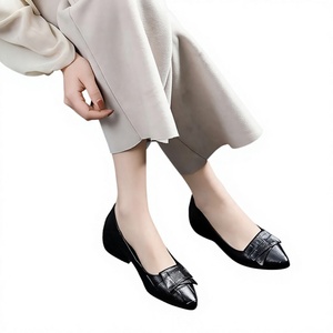 Nouvelles chaussures pour femmes, style coréen d'été, à semelle haute et talon bas, à enfiler, en tissu écossais rouge, dessus en PU, semelle extérieure en caoutchouc - Product Image 1
