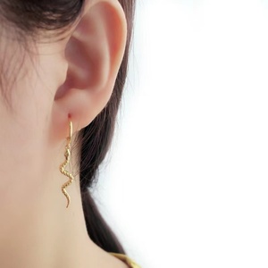 Boucles d'oreilles créoles serpent en or avec diamants, bijoux fantaisie mignons et élégants - Product Image 5
