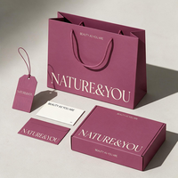 Ensemble de marquage de vêtements de luxe sur mesure : Sac de shopping en papier bordeaux recyclable haut de gamme, boîte cadeau pour vêtements et étiquette personnalisée