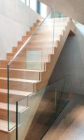 Escalier en bois massif à double poutre en acier personnalisé avec garde-corps en câble et construction durable pour usage intérieur