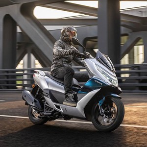 Scooter à essence Cfmoto 150Cc noir, moto de banlieue urbaine - Product Image 4