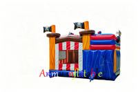 Structure gonflable commerciale sur le thème des pirates avec toboggan aquatique, taille personnalisable disponible