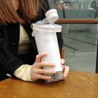 Gobelet isotherme à double paroi de 24 oz avec poignée et compartiment de rangement inférieur, bouteille de shaker protéiné portable sans BPA pour la salle de sport