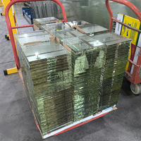 Plaques de verre borosilicate 3.3 de qualité supérieure, fabriquées en usine, offrant une transmission lumineuse optimale et résistantes aux températures élevées.