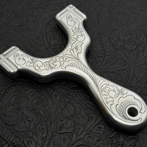 Fabricación de fábrica Grabado a mano Aluminio Titanio Material inoxidable Catapultas de tirachinas personalizadas - Product Image 5