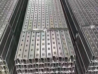 Système de montage au sol solaire en acier pour abri de voiture avec design encadré, finition galvanisée à chaud et capacité de résistance au vent de 60 m/s