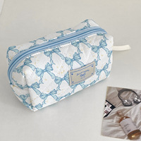 Vente en gros de sacs de maquillage de voyage pochette moelleuse matelassée avec nœud fermeture à glissière stockage portable sac cosmétique cadeau