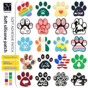 थोक प्यारा पालतू पालतू कुत्ता पाव जूते आकर्षण प्रचार उपहार स्मृति चिन्ह पशु जूते सजावट pvc कुत्ते प्रिंट रबर प्लग जूते आकर्षण - Product Image 1