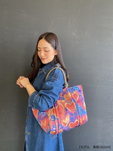Bolso de mano de nailon para mujer con correa de hombro desmontable, bolso tote con bordado de letras y dije, disponible en 4 colores - Product Image 6