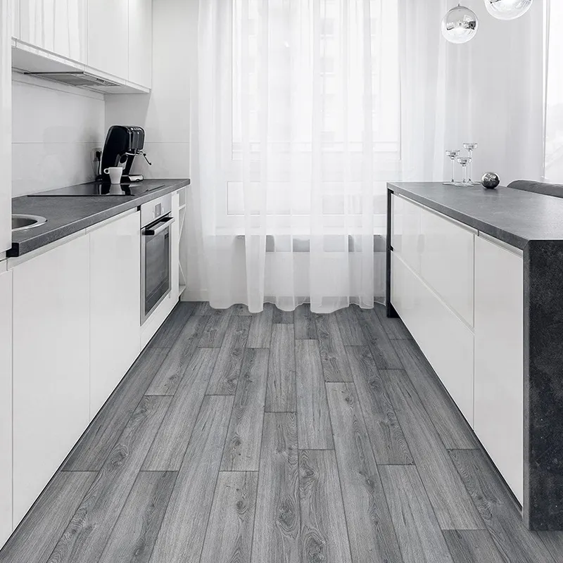 Maison au design moderne et à la mode, parquet en bois massif stratifié