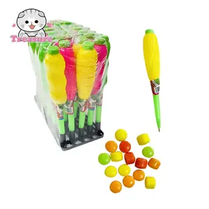 لعبة حلوى الفاكهة والحلوى الصغيرة المكونة من الذرة والحلوى التي تم ضغطها بواسطة القلم