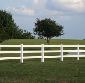 Valla de Vinilo PVC Blanca de 3 Rieles para Caballos, Ecológica y Certificada, de 4.5 pies de Altura, para Uso en Ranchos y Corrales - Product Image 4