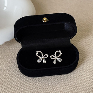 Élégantes boucles d'oreilles clous en argent avec nœud papillon blanc, aiguilles en argent 925, style Ins, boucles d'oreilles légères et luxueuses pour femmes - Product Image 1