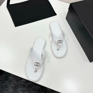 Sandales tongs plates pour <span class=keywords><strong>femme</strong></span> en <span class=keywords><strong>cuir</strong></span> mat avec décorations métalliques dorées, fines brides, semelle souple antidérapante, bout ouvert, collection été 2026 - Product Image 5