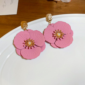 Neuankömmling Korean Style <span class=keywords><strong>Big</strong></span> Pink Serie Blume Abgerundete Dangl ing Alloy Geometric Vintage übertriebene Tropfen Ohrringe für den Urlaub - Product Image 1