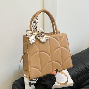 2025 nouveau sac à main matelassé multicolore avec décoration foulard en soie, élégant et exquis - Product Image 1