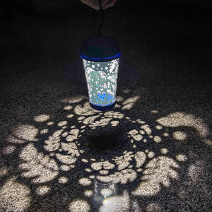 โคมไฟฉายภาพบนแก้วแบบกำหนดเองได้ ไฟ LED พกพาสำหรับตั้งแคมป์ โคมไฟแขวนตกแต่งกลางแจ้ง แสงสีขาว กันน้ำ ใช้พลังงานจากแบตเตอรี่ - Product Image 4