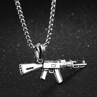 Collier pendentif pistolet à AK-47 en acier inoxydable de style hip-hop chaîne à maillons plaquée or 24 pouces cadeau de mariage à la mode pour femmes et hommes