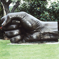 Al aire libre de jardín decorativo fuerte bronce puño escultura estatua