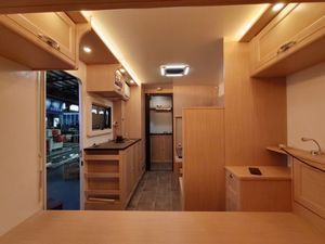 Remolque de Viaje Económico de Aluminio Moderno de 5.9m, Chasis AL-KO, Capacidad para 4 Personas, Frenos Eléctricos, Autocaravana Económica - Product Image 5