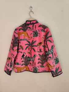 Chaqueta Acolchada con Estampado de Jungla Rosa para Mujer, Chaqueta Kantha de Algodón Hecha a Mano, Abrigo de Invierno con Estampado de Leopardo y Palmeras, Chaqueta Boho con Cierre - Product Image 6