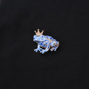 Broche de Animal em Porcelana Esmaltada Azul e Branca Banhado a Ouro com Strass: Dragão, Beija-flor, Borboleta, Caranguejo, Sapo, Golfinho, Besouro - Alfinete de Lapela - Product Image 2