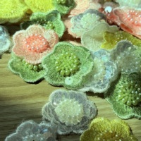 Appliques florales 3D faites à la main en perles macaron, patchs multicolores en perles et sequins avec pompons, broderie cœur pour vêtements de mariée DIY