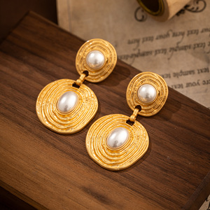 Pendientes de perlas de bronce Retro Vintage para mujer, aretes geométricos exagerados de estilo de corte palaciego - Product Image 5