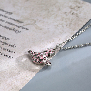 สร้อยคอรูปดาวเสาร์ประดับเพทายสีชมพูใหม่ ดีไซน์แบบฝังขอบโลหะผสม ยี่ห้อเวสเทิร์นควีนแม่ วิเวียน เครื่องประดับแฟชั่นสำหรับผู้หญิง ขายส่ง - Product Image 3