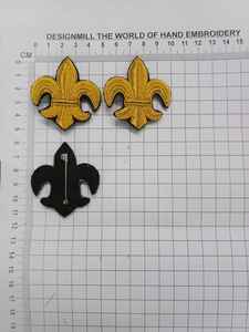 Parches Termoadhesivos Bordados con Flor-de-Lis en Dorado Metálico y Negro - Product Image 3