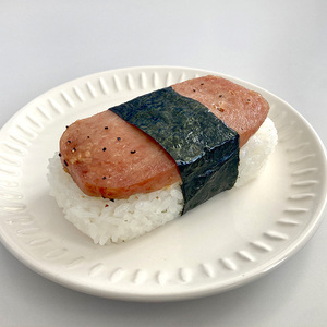 โอนิกรีแช่แข็งพร้อมเนื้ออาหารกลางวันสไตล์ฮาวาย - Product Image 1