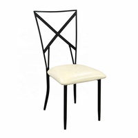 Chaise de salle à manger moderne en fer forgé à dossier croisé, style caméléon, avec coussin blanc, pour événements en extérieur, hôtels et mariages, fabriquée à Foshan, Chine.