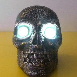 Calavera di Halloween con luce LED e suono, a batterie, ideale per decorare, spaventare e creare atmosfera nelle feste a tema. - Product Image 2