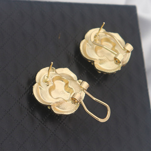 Boucles d'oreilles à clip en forme de rose en strass, plaquées or, boucles d'oreilles en forme de camélia français pour femmes 2021 - Product Image 6