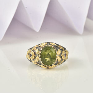 Anillo de Plata de Ley 925 con Peridoto Natural Ovalado Verde, Chapado en Oro, Estilo Vintage, Joyería Artesanal de Moku Jewellery - Product Image 1