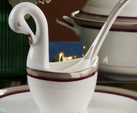 Service de table Hongyun Datou 50 pièces en porcelaine fine, bordure dorée de luxe, motif bordeaux, vaisselle ronde, ovale et irrégulière pour la maison