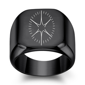 Bague pour homme en acier inoxydable 18 mm carrée avec motif étoile gravé au laser, bijou à porter au quotidien - Product Image 1