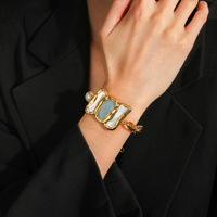 Bracelet vintage baroque en perles d'eau douce naturelles plaqué or avec breloque en jade bleu, bijou artisanal pour femme