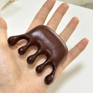 Pettine per Massaggio del Cuoio Capelluto in Legno di Sandalo Fatto a Mano con Logo Personalizzato, Strumenti per Massaggio Capelli Gua Sha, Pettine Naturale in Legno - Product Image 4