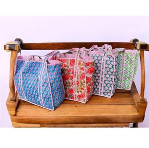 Bolso Tote para Mujer que Ofrece una Sensación Relajada pero Elegante, Diseñado para Mujeres que Valoran el Espacio Práctico, el Manejo Suave y la Versatilidad - Product Image 1