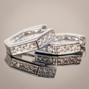 E3474 Anello in Oro Bianco con Diamanti Taglio Baguette, Gioiello Classico Unisex di Alta Qualità - Product Image 3