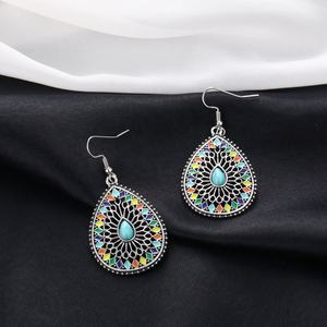 Boucles d'oreilles pendantes rétro bohèmes turquoise goutte d'huile, en alliage sculpté, colorées, très tendance pour fêtes, mariages et cadeaux - Product Image 1